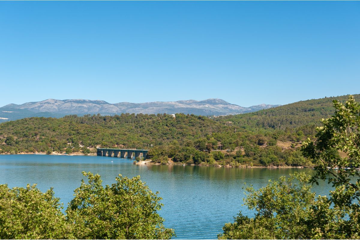 lac de saint Cassien proche de Montauroux 83440