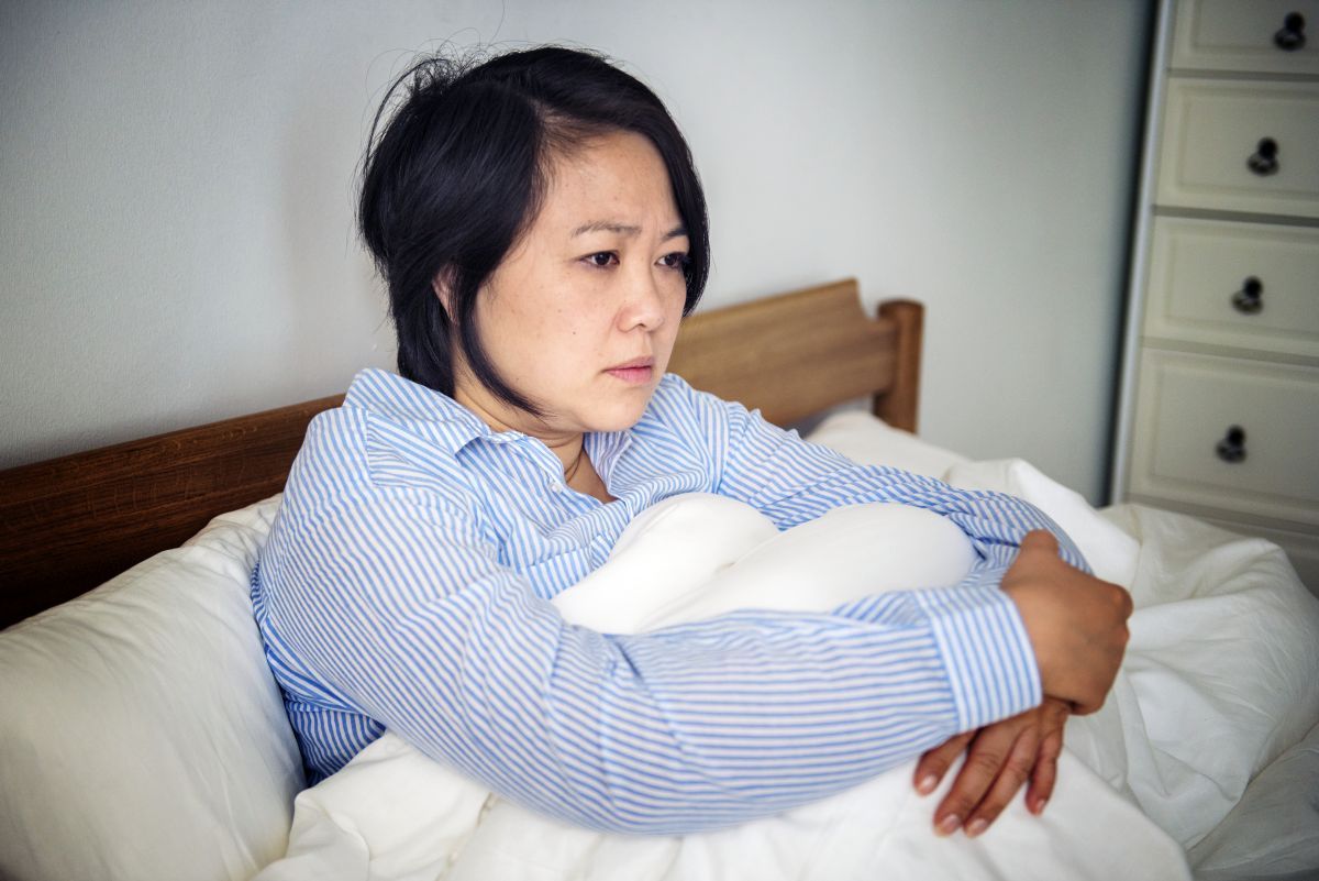 femme dans son lit inquiète sur son infestation punaises